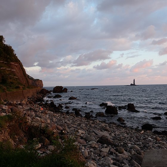 余市町の島泊漁港で見た日の出。530頃。1時間前にフェリーで小｜touring spice