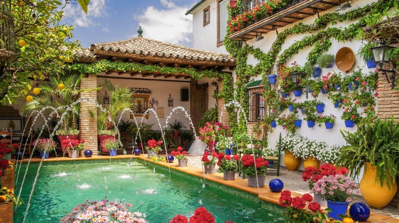 Visitar los Patios de Córdoba Conoce la historia de los patios cordobéses