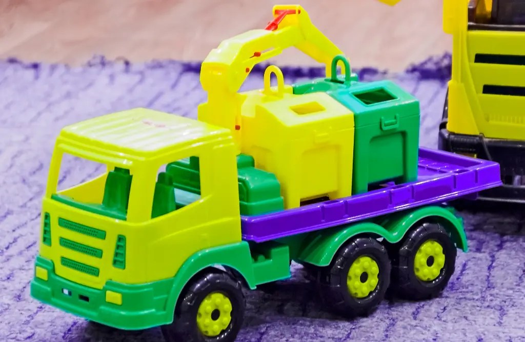7 Best Toy Crane Trucks for Indoor and Outdoor Play (2022)