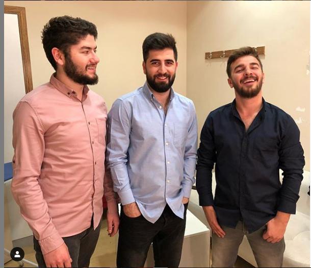 bu resimde ne oldugunu ve giydikleri şeyleri ingilizce yazarmsınız