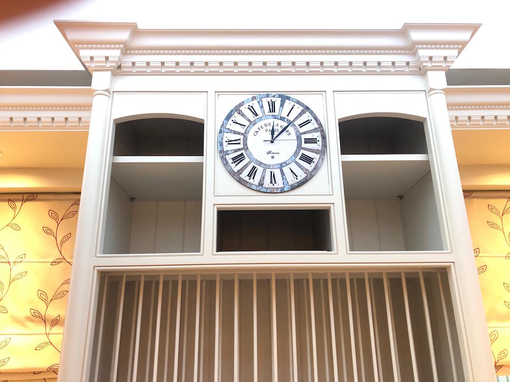 Painted kitchen with a clock Traditional Painter