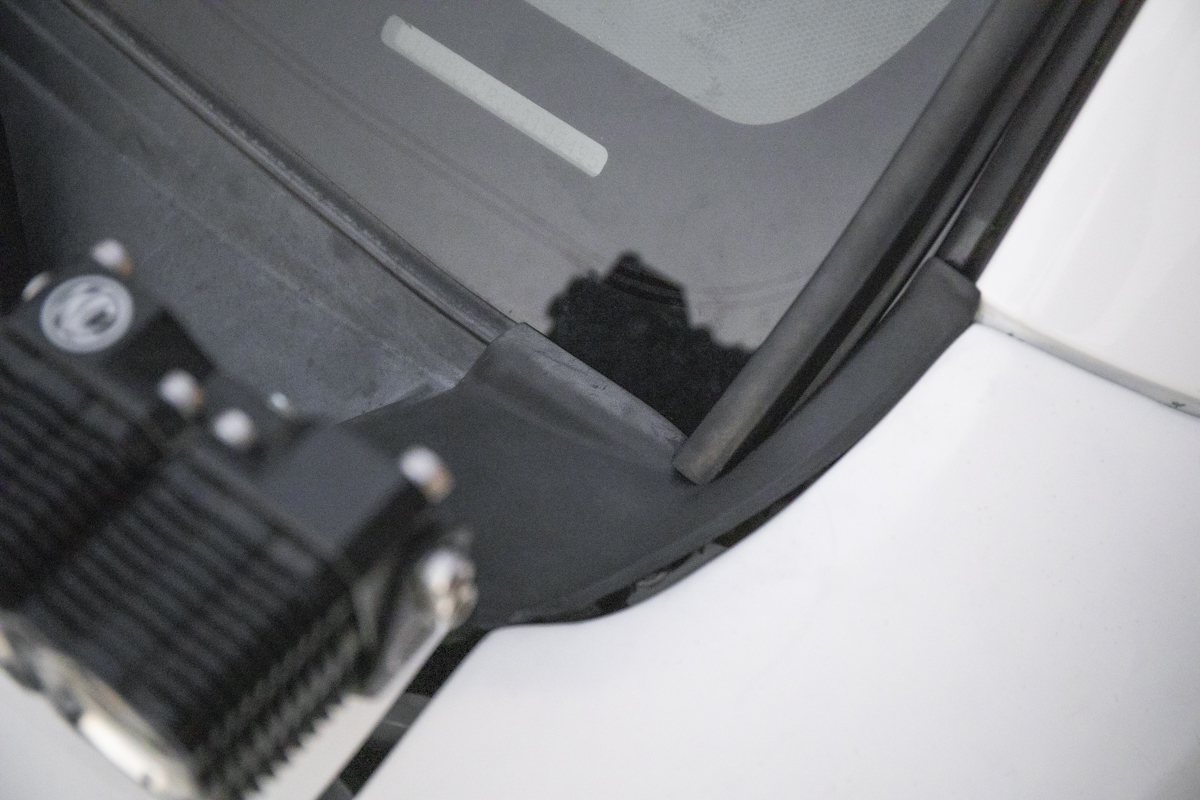 KC Wire Hider How to Hide Roof Rack Light Bar Wires on Windshield?