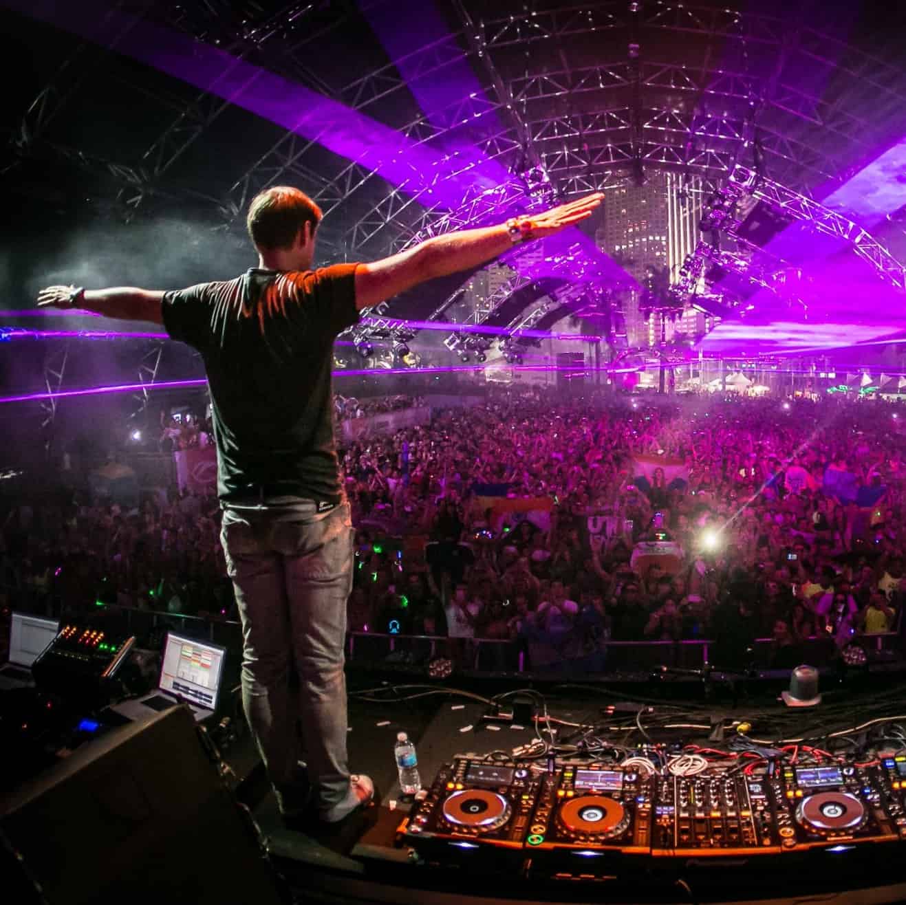 Диджей на концерте. Обложка для музыки. Транс картинки. Транс музыка картинки. Армин ван бюрен лицо.