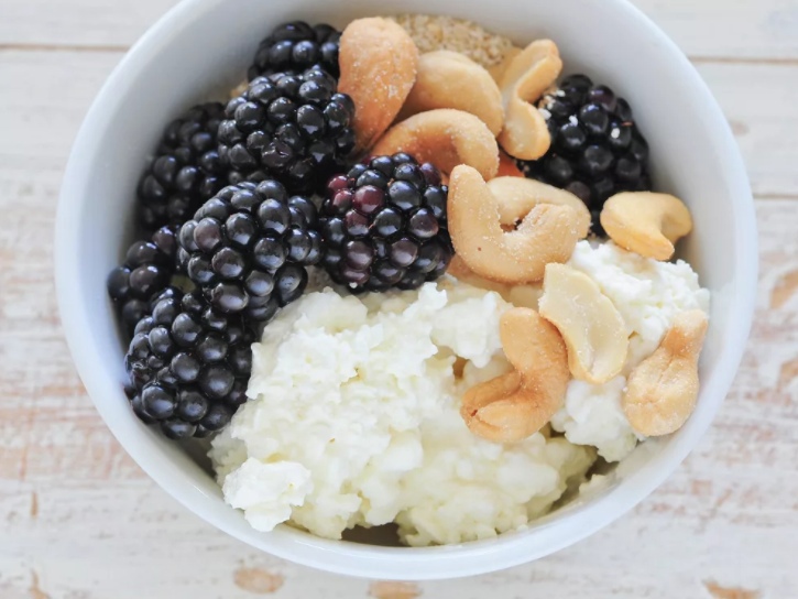 A healthy snack before bed cottage cheese —