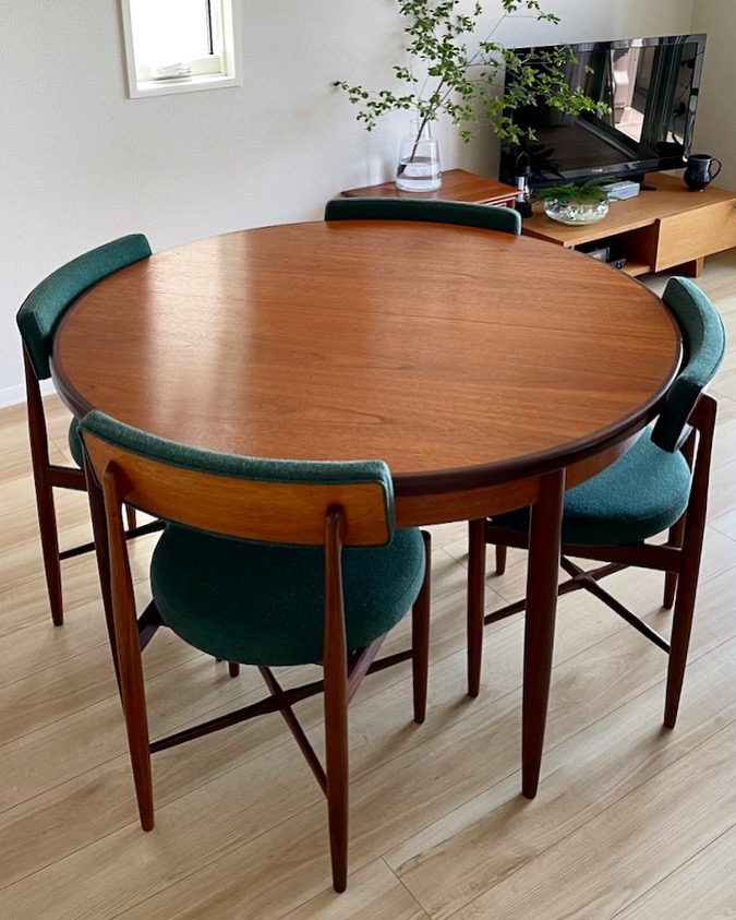 GPLAN ROUND DINING TABLE & 4 Chairs SET transista