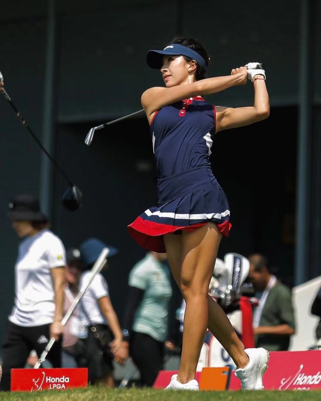 Uneekor Partners with LPGA Tour Golfer Muni "Lily" He Travel Dreams