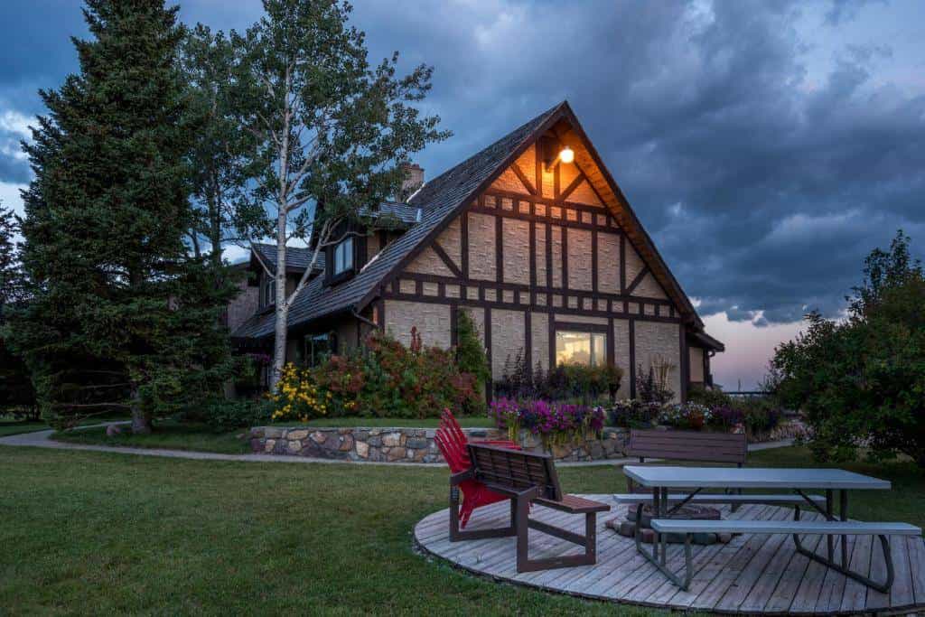 10 Cozy Cabins to Rent in Alberta, Canada Travel Dudes