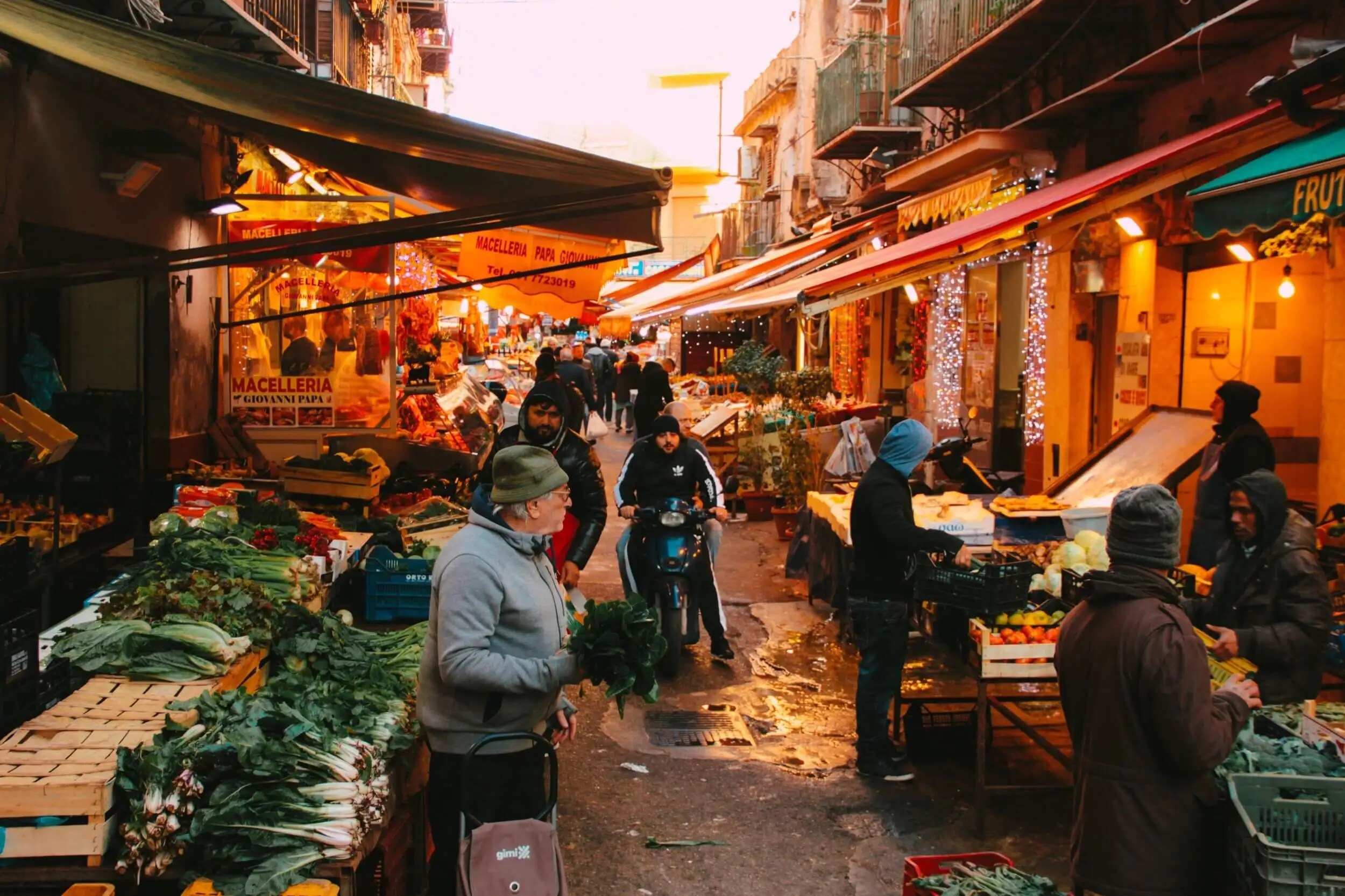Exploring Bustling City Markets A Sensory Experience