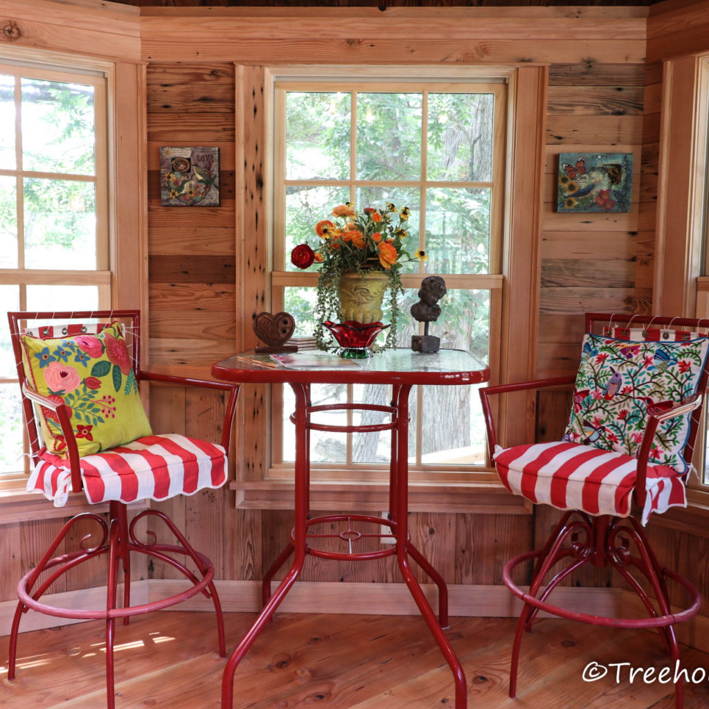 Carousel table Treehouse Utopia