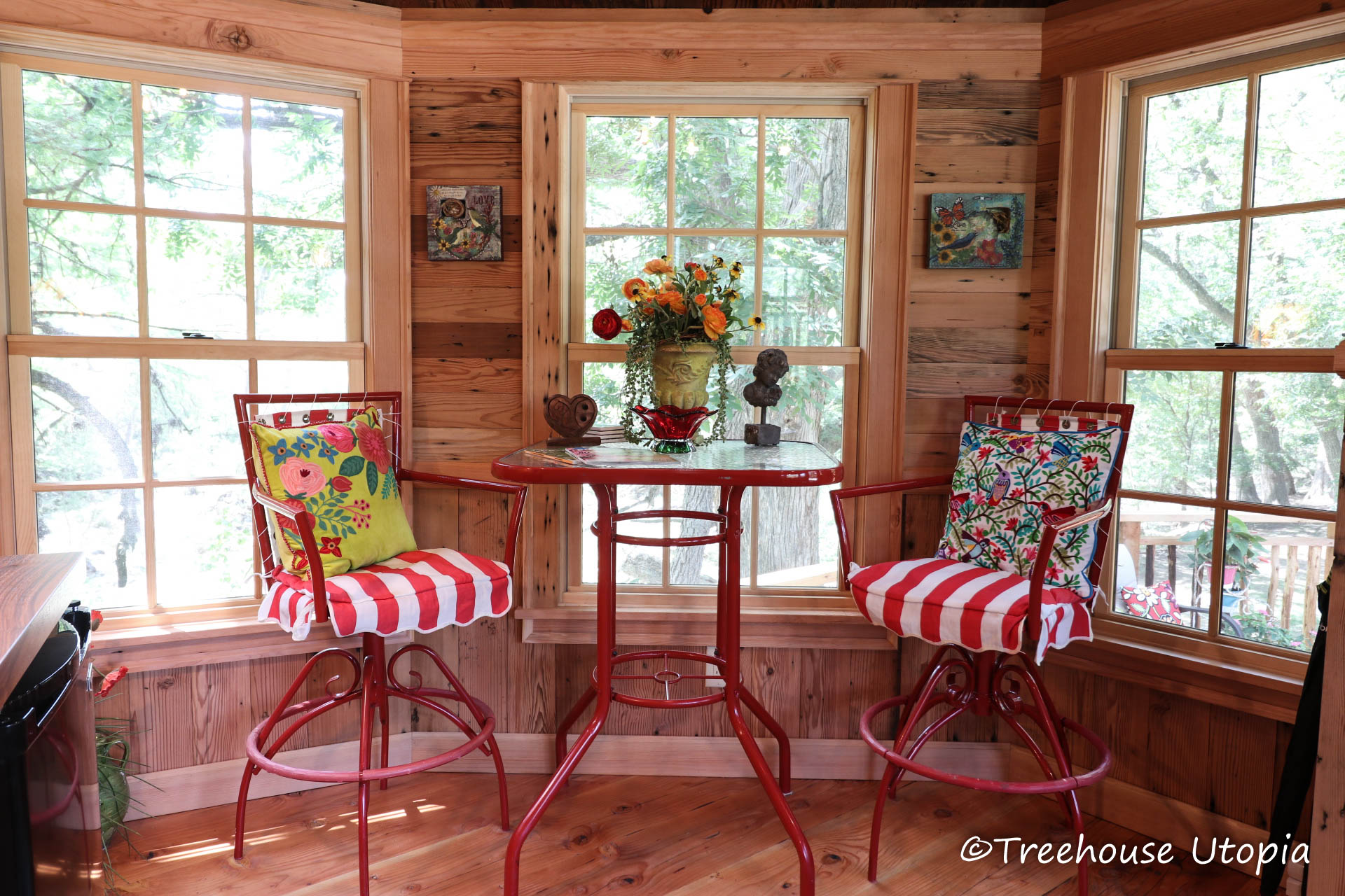 Carousel table Treehouse Utopia