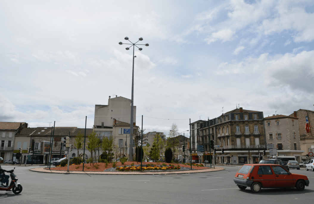 Rond point de la place du Pin Trek TIC