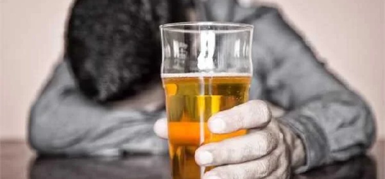 शराब पीने के बाद सिर फटने` जैसा दर्द और बेचैनी कर रही है परेशान? अपनाएं ये देसी नुस्खे और मिनटों में पाएं राहत!