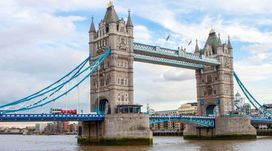 Save money on your Vienna to London flight by following these tips!