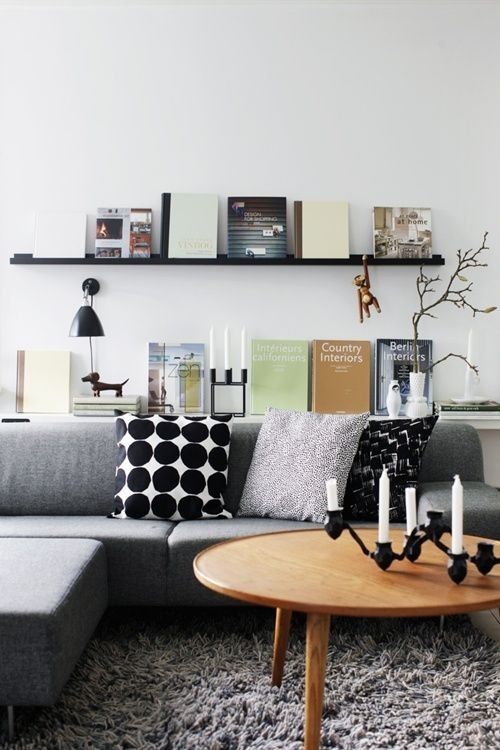 Regal hinter Sofa spart Platz und schafft neues Raumgefühl