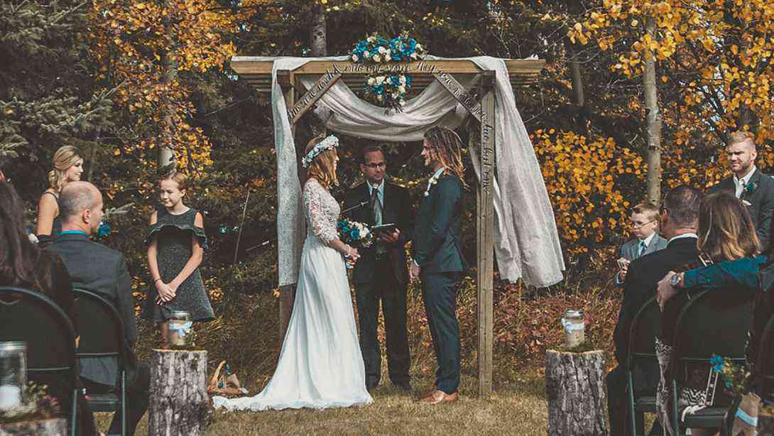 25 LUTs WEDDING LIGHTROOM PRESETS Free Download Trends Logo