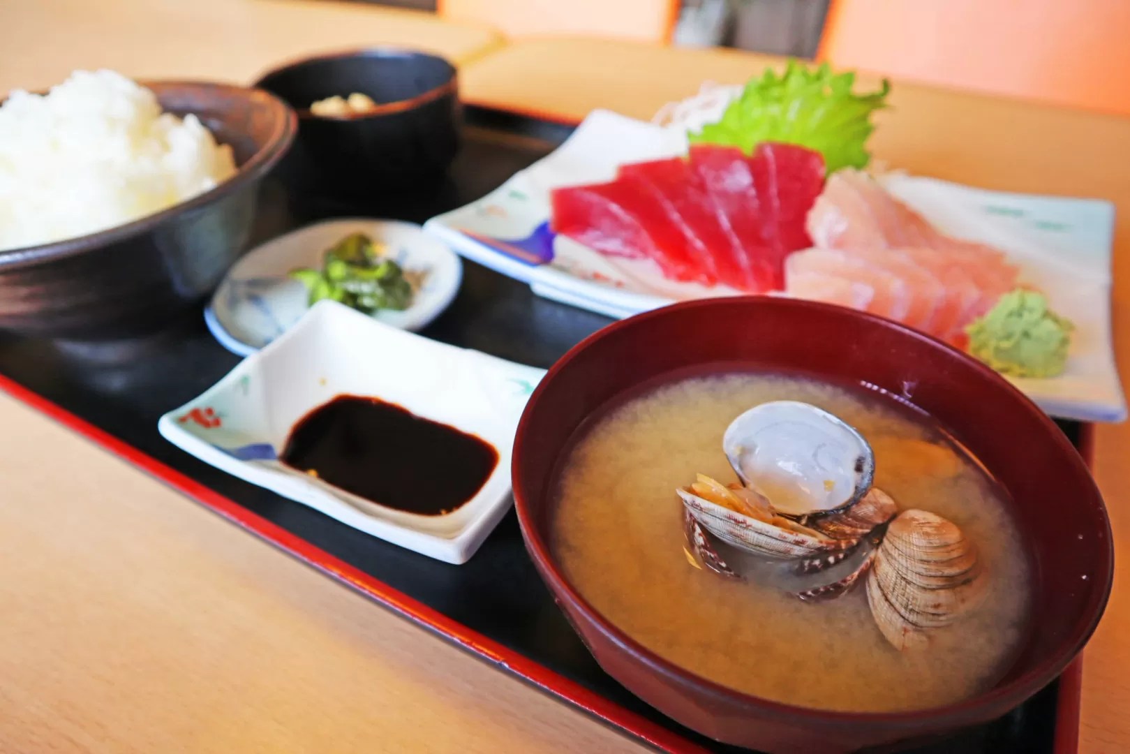 新鮮な魚がリーズナブルに食べれるお店。サーファーも集まる『あけぼの食堂』 とれタビ