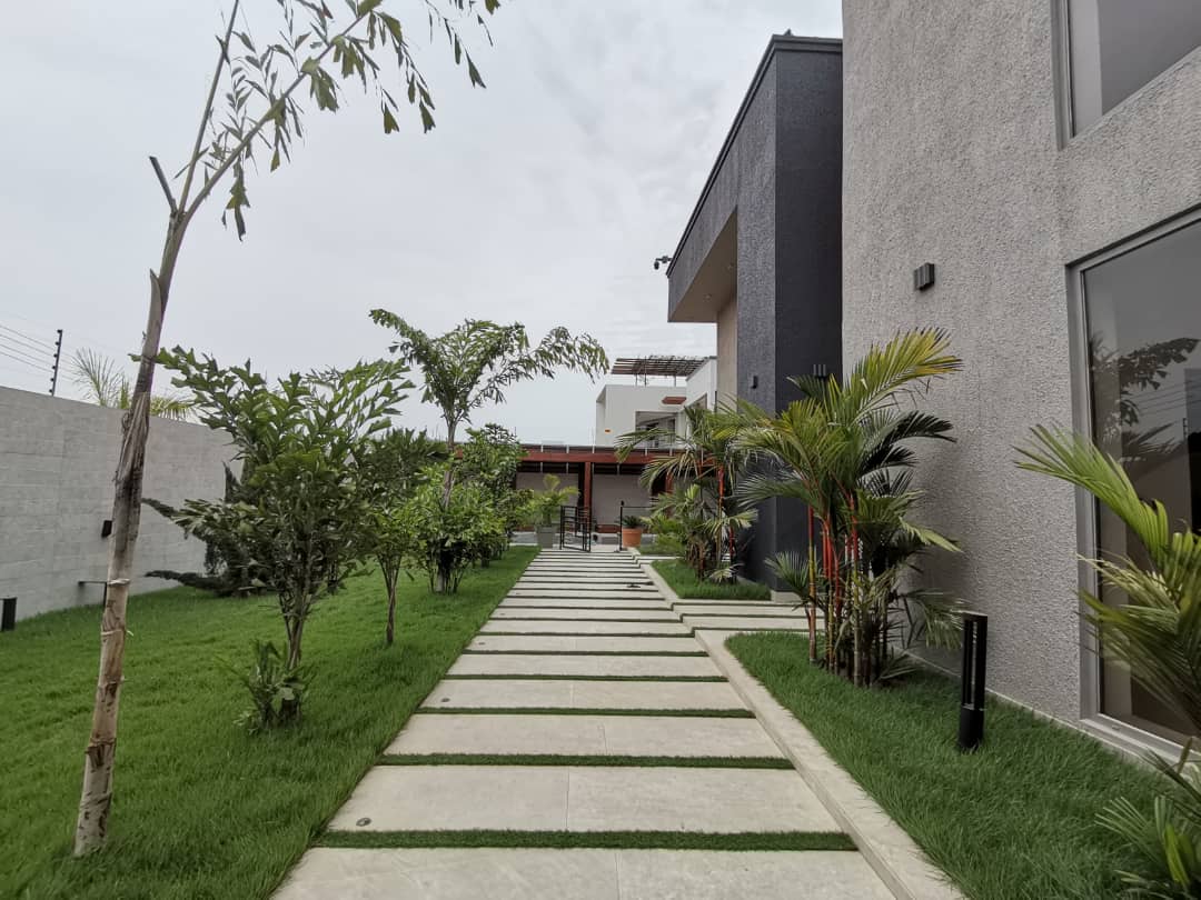 7 Bedroom Mansion Burma Hills, Accra TrevlynGH