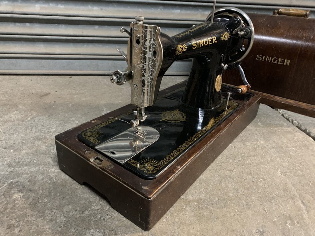 THBSW02 Sewing Machine Singer portable 1940s • Trevor Howsam Limited