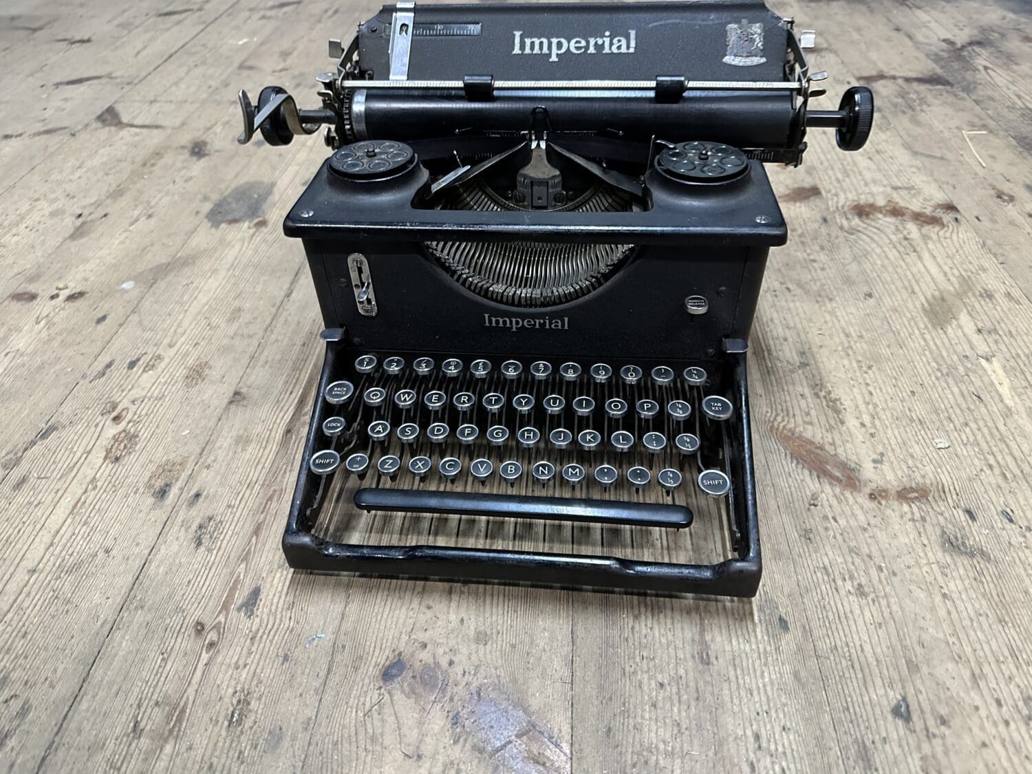 THB004 typewriter imperial 50 black qwerty key pad with roller bar to