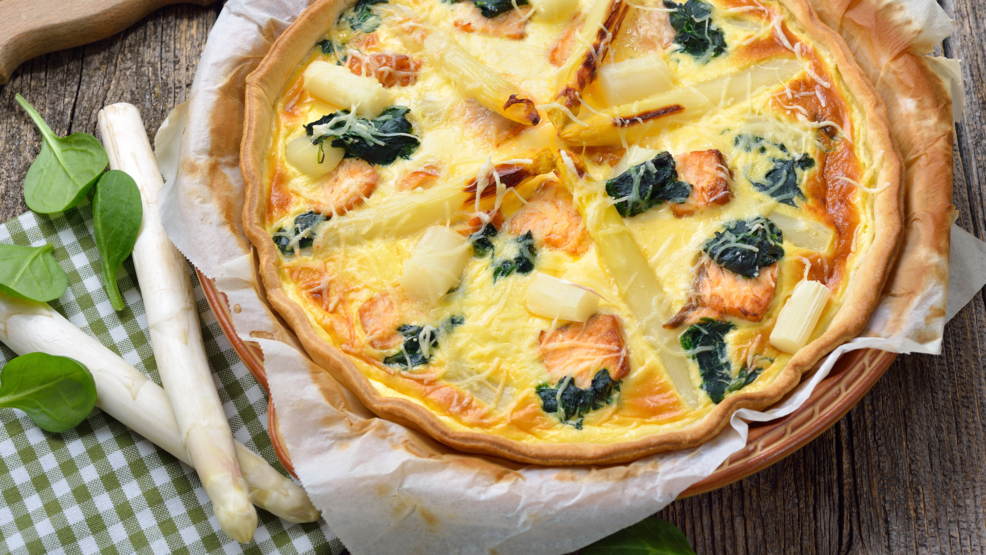 Finden sie ihr liebstes spargel rezept und probieren sie es gleich aus! Spargel Quiche mit Lachs und Spinat - Rezept mit Aromakick