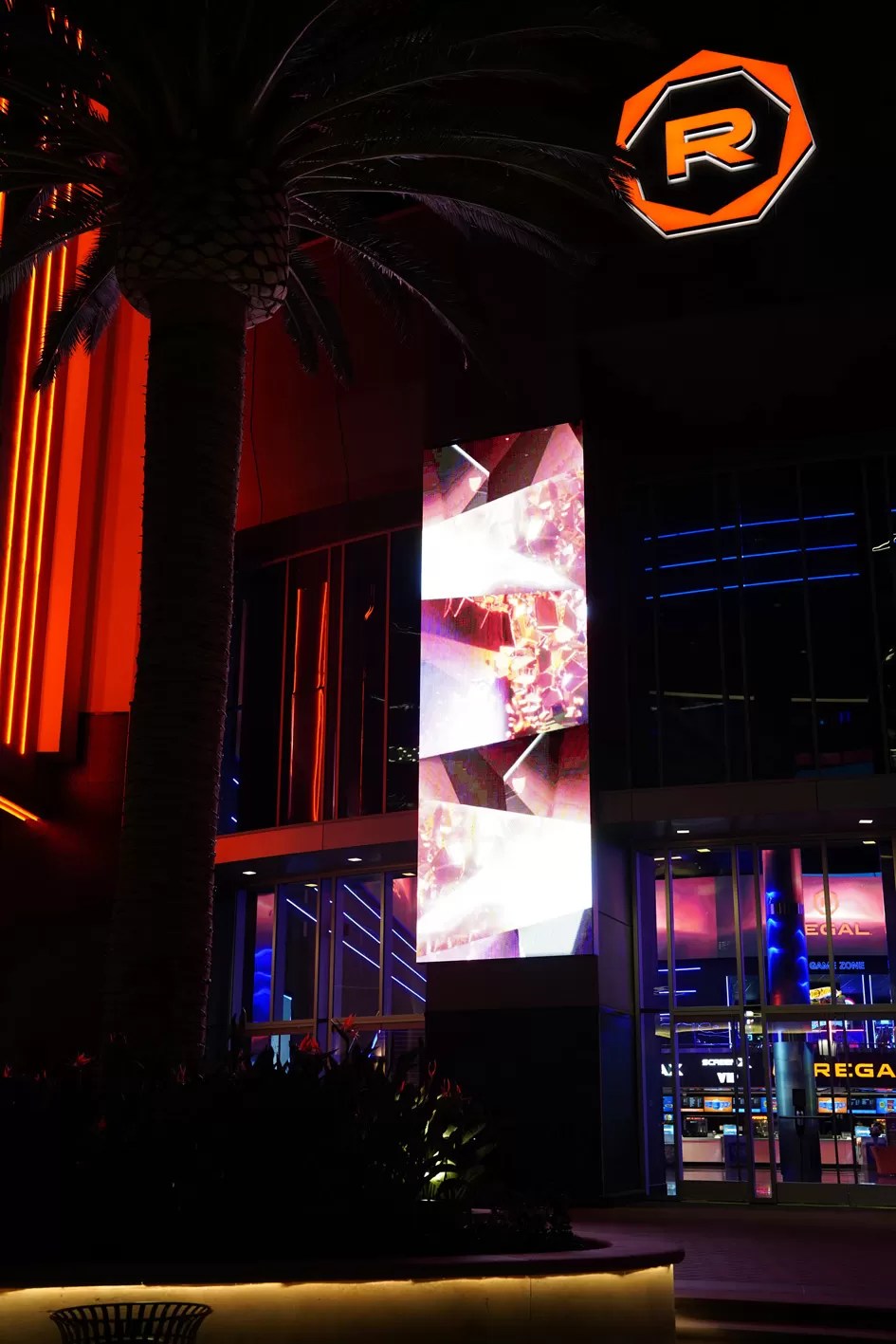 Regal Edwards Irvine Spectrum ScreenX, 4DX, IMAX, RPX & VIP Trias