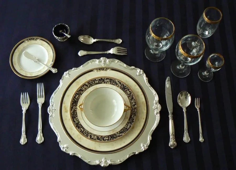 Essential guide on dinner party etiquette for hosts and guests