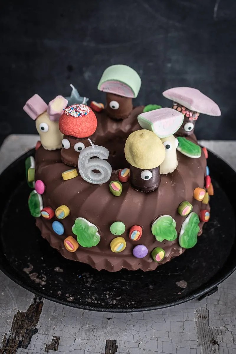 Kindergeburtstag Marmorkuchen mit Schokoglasur, Schokoküssen und
