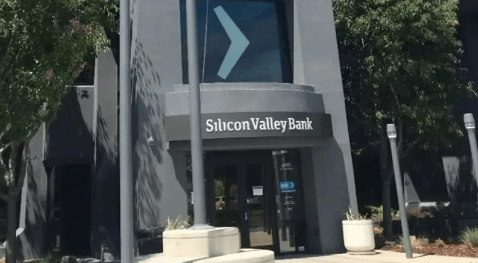ΗΠΑ Κατέρρευσε η Silicon Valley Bank Χρηματοδοτούσε νεοφυείς