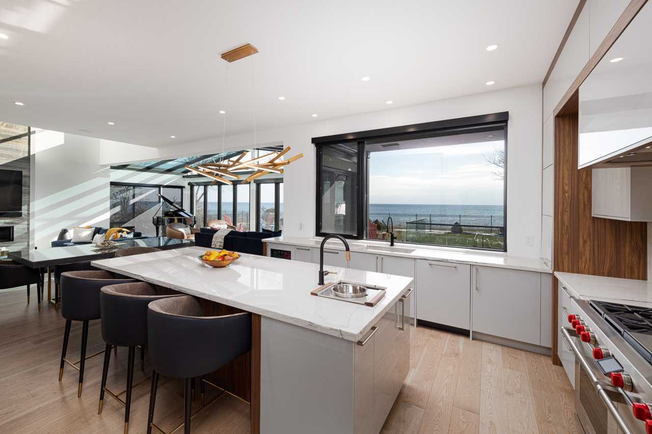 Custom modern kitchen Luxury design Kitchen in Shelburne Place, Oakville