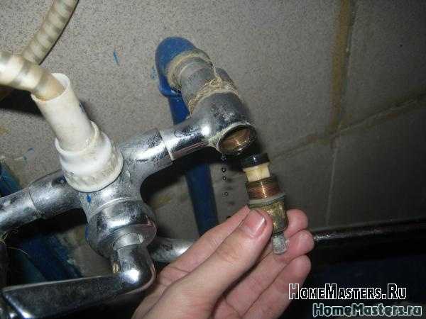 Почему поворачивается вентиль на смесителе и как это исправить