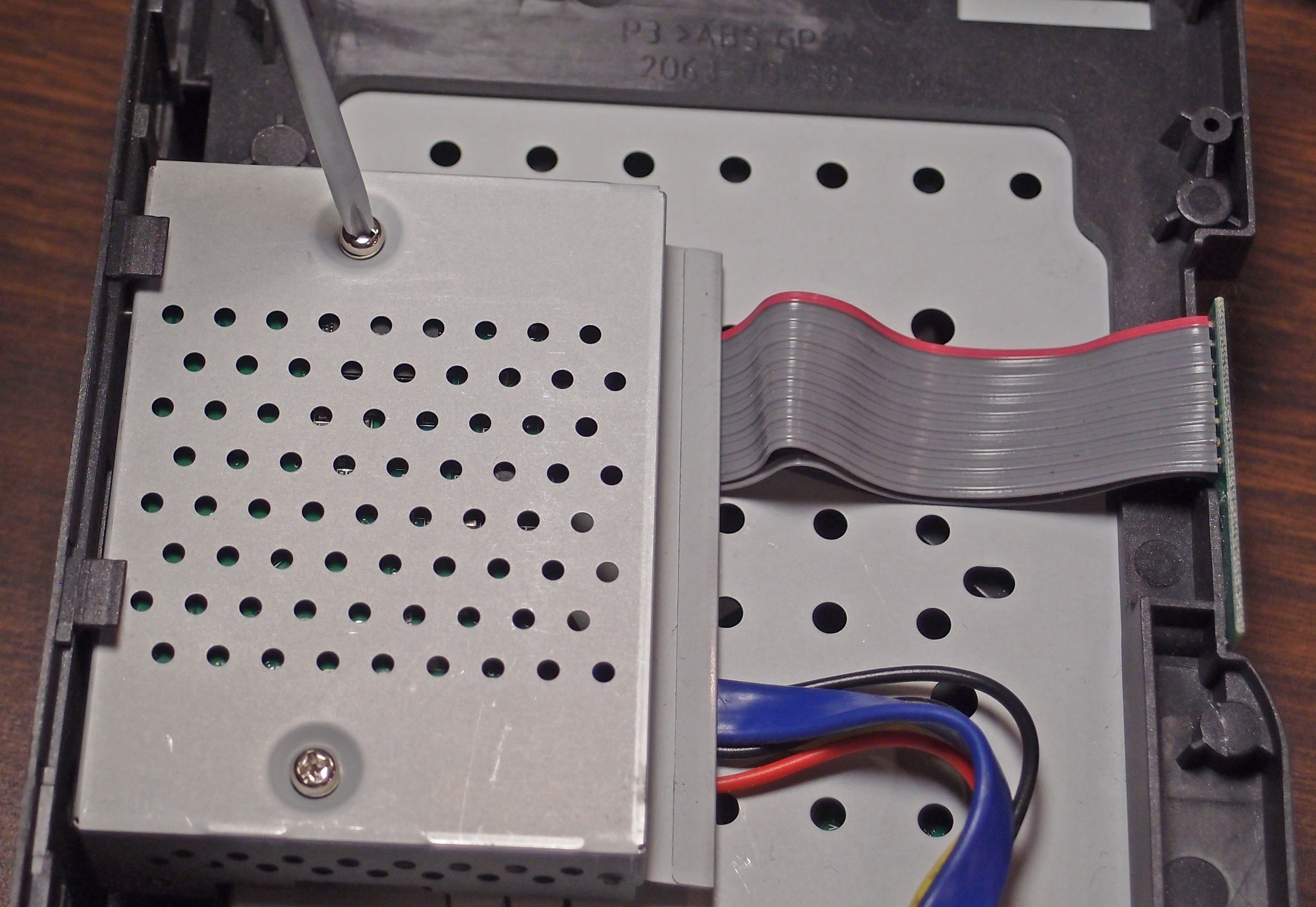 Guide Western Digital WD5000F032 External Hard Drive Disassembly