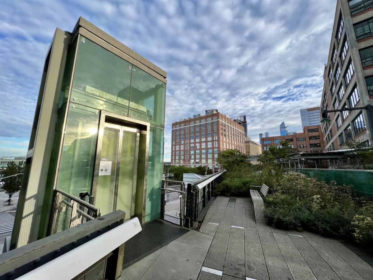 The High Line Park of New York City Visitor’s Guide)
