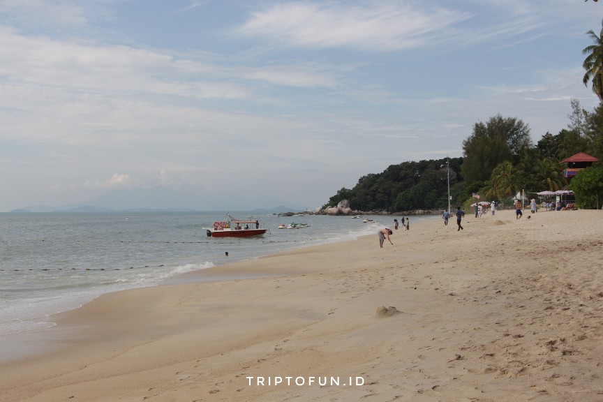 Menikmati Senja di Pantai Batu Ferringhi Penang Triptofun