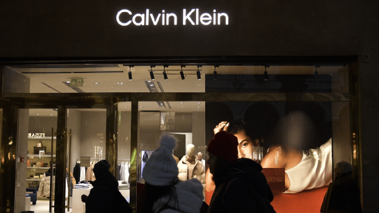 Vương quốc Anh cấm quảng cáo của Calvin Klein vì ‘vật thể hoá phụ nữ’