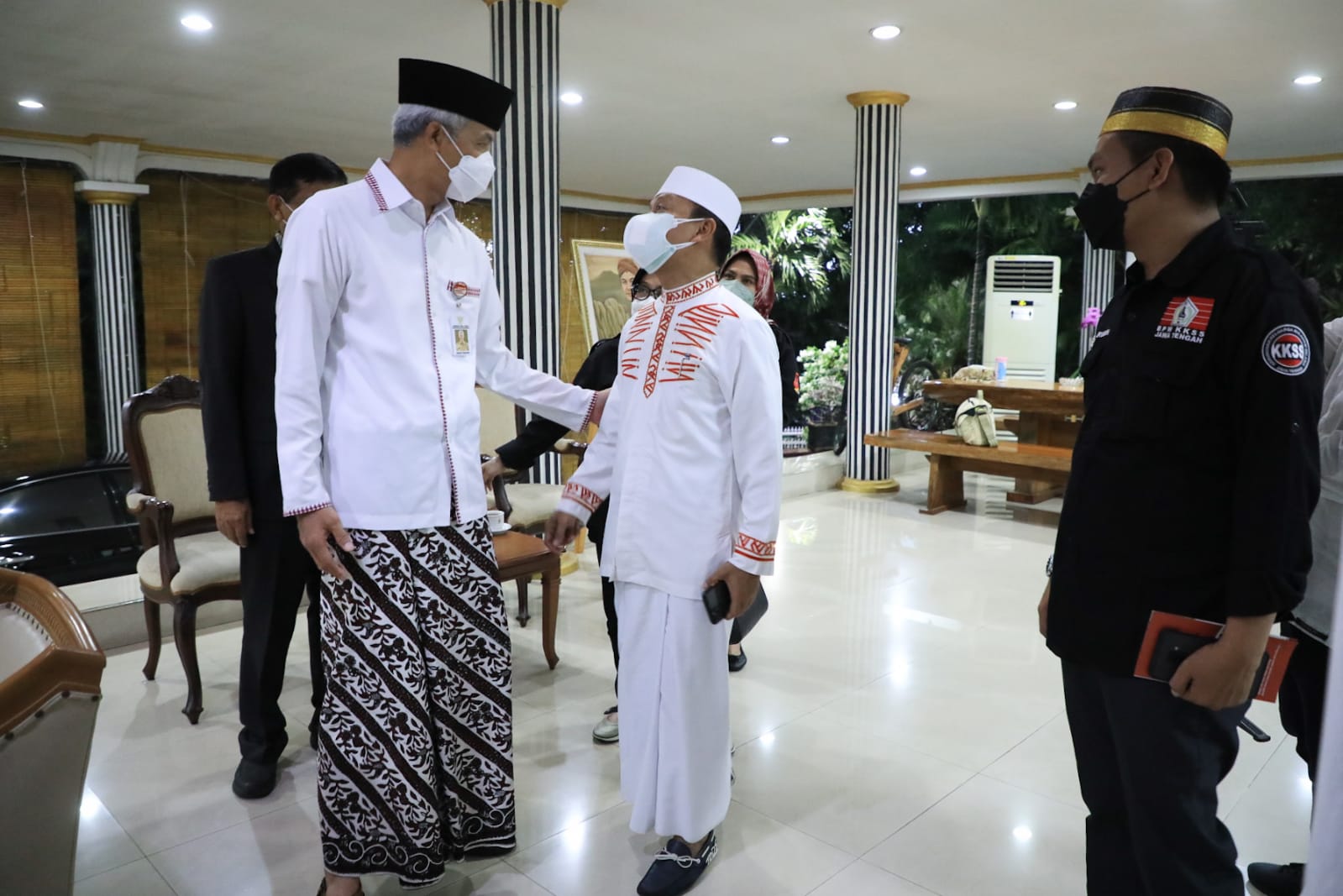 Ustaz Das’ad Latif Tertarik Sarung Karya Santri Solo yang Dikenakan Ganjar  Pranowo - Tritis.ID