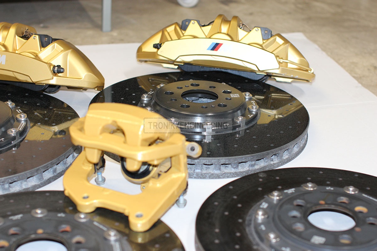 Install carbonceramic brakes BMW M5 F90 on front and rear