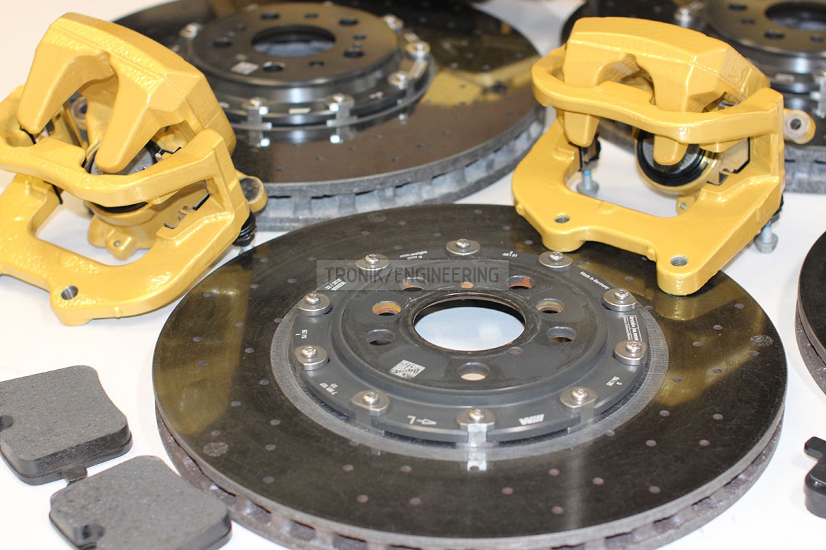 Install carbonceramic brakes BMW M5 F90 on front and rear