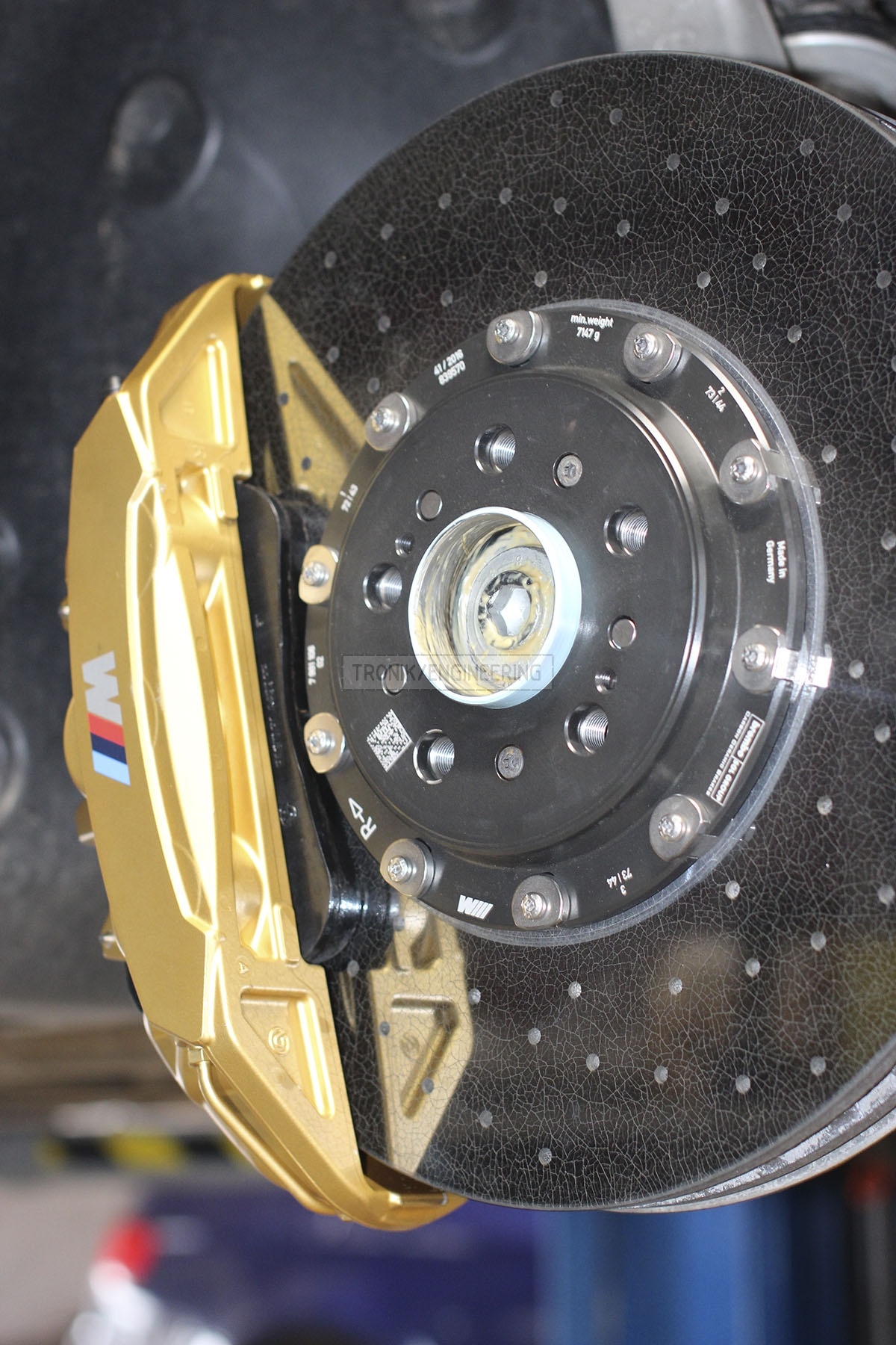 Install carbonceramic brakes BMW M5 F90 on front and rear