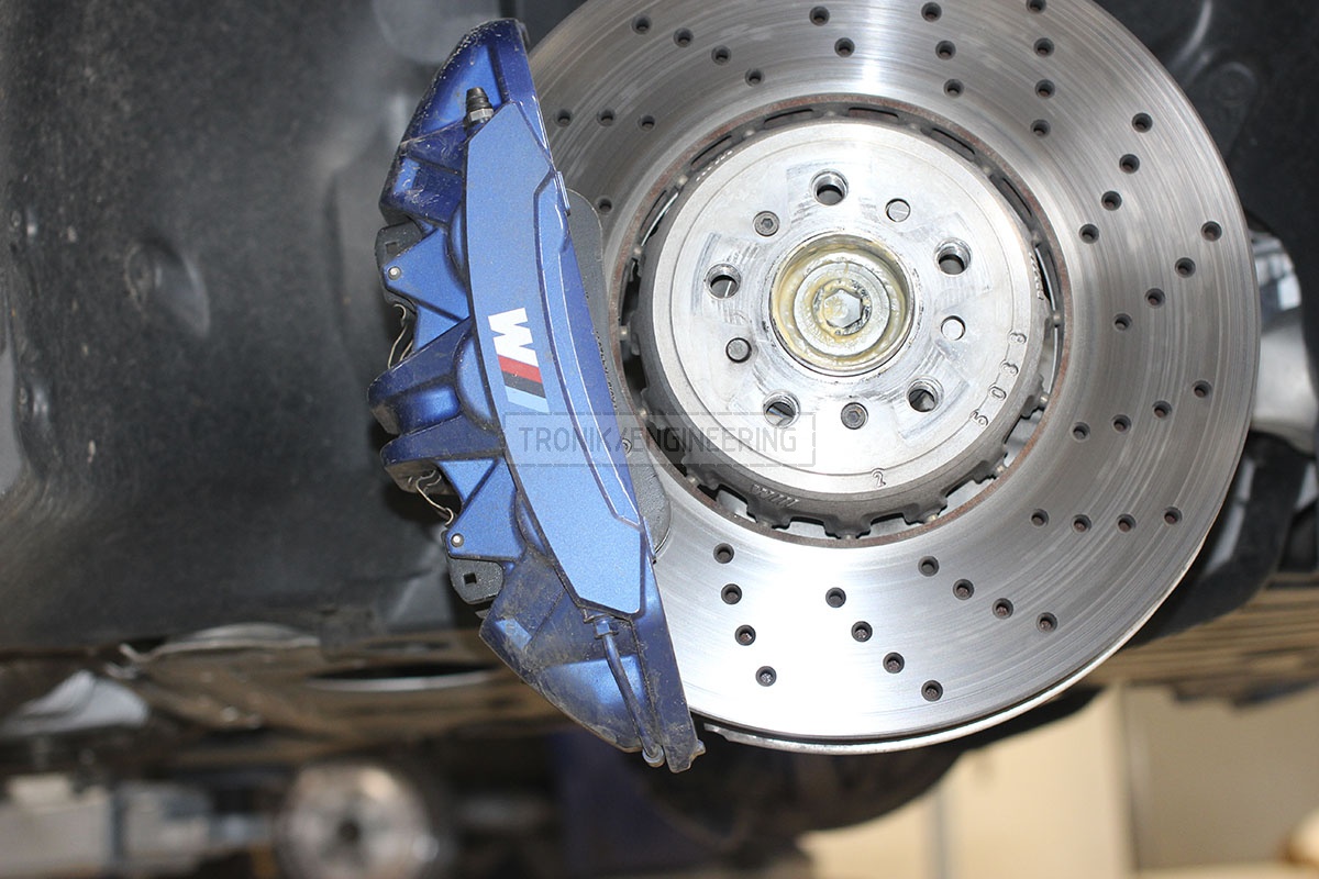 Install carbonceramic brakes BMW M5 F90 on front and rear