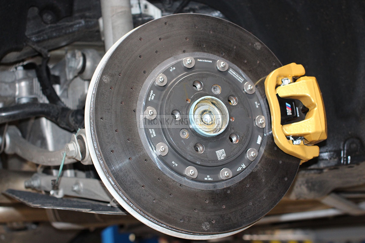 Install carbonceramic brakes BMW M5 F90 on front and rear