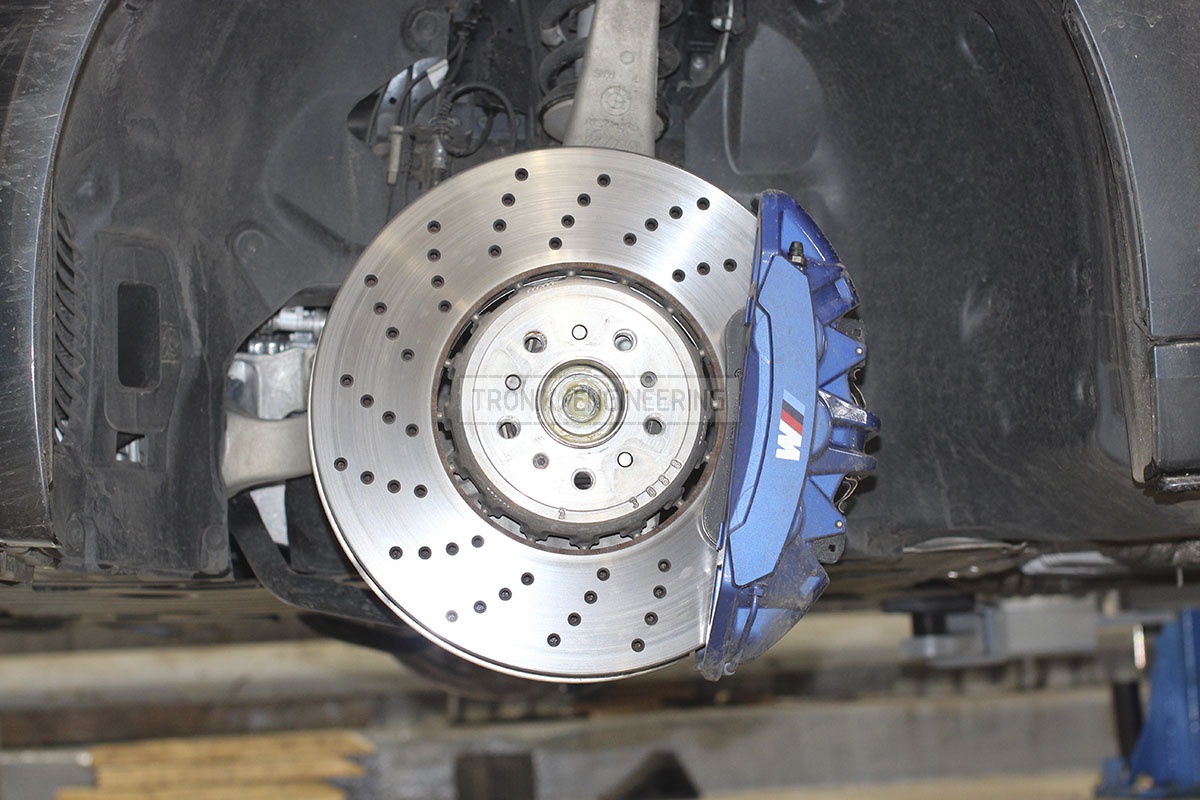 Install carbonceramic brakes BMW M5 F90 on front and rear