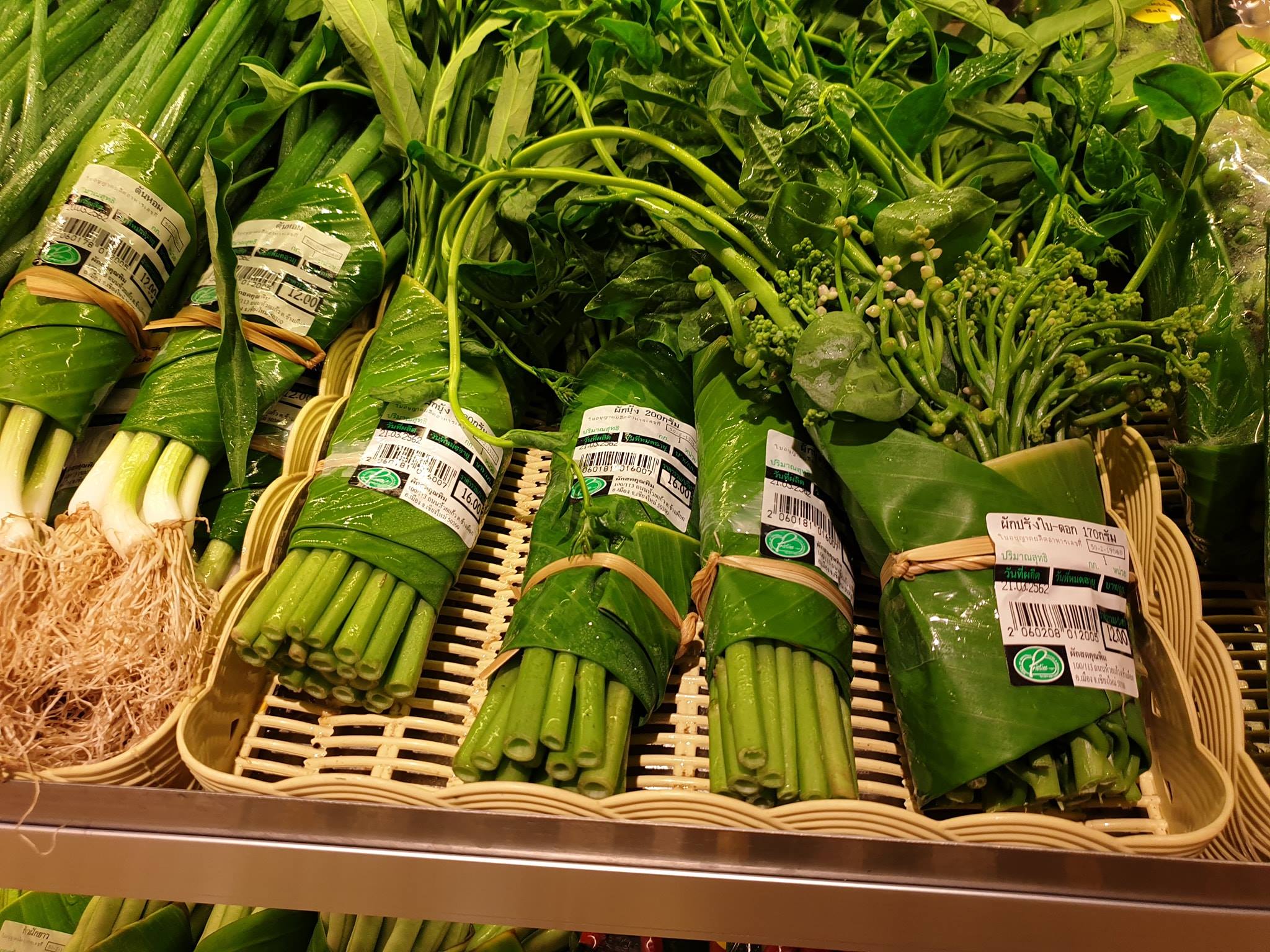 This Supermarket Uses Innovative Banana Leaves Packaging To Avoid