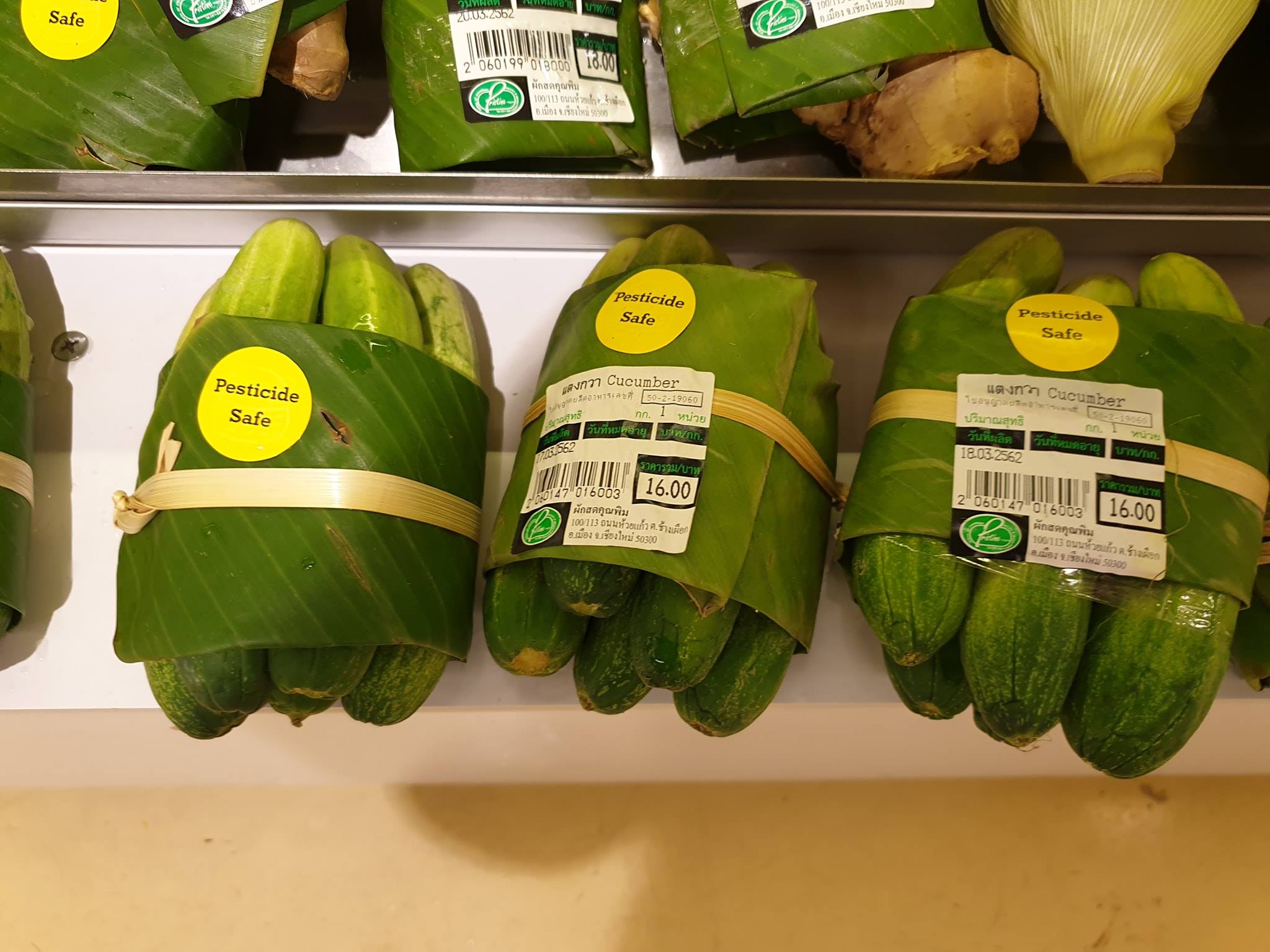 This Supermarket Uses Innovative Banana Leaves Packaging To Avoid