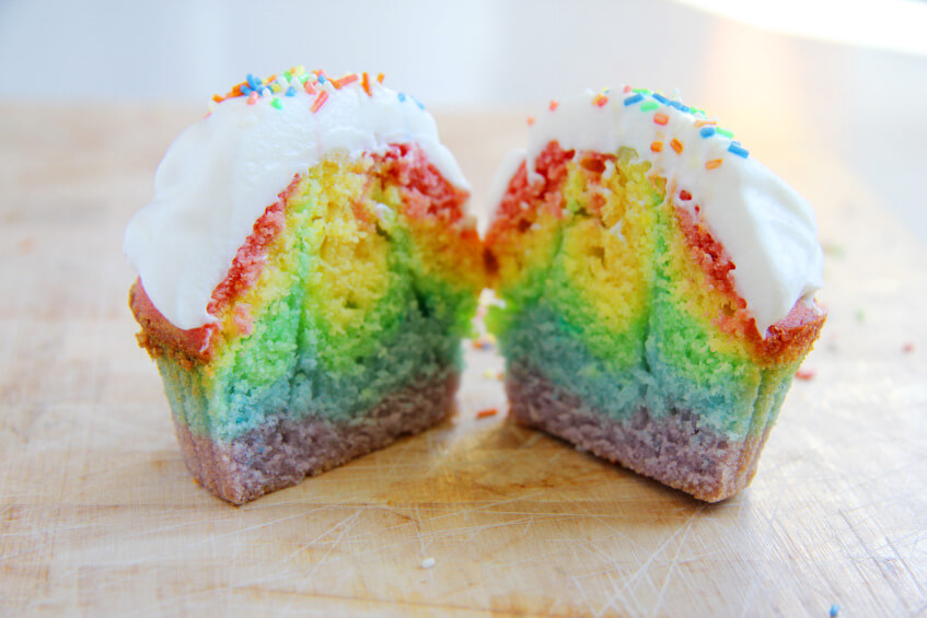 Ein tolles Rezept für Regenbogen Cupcakes mit Frosting