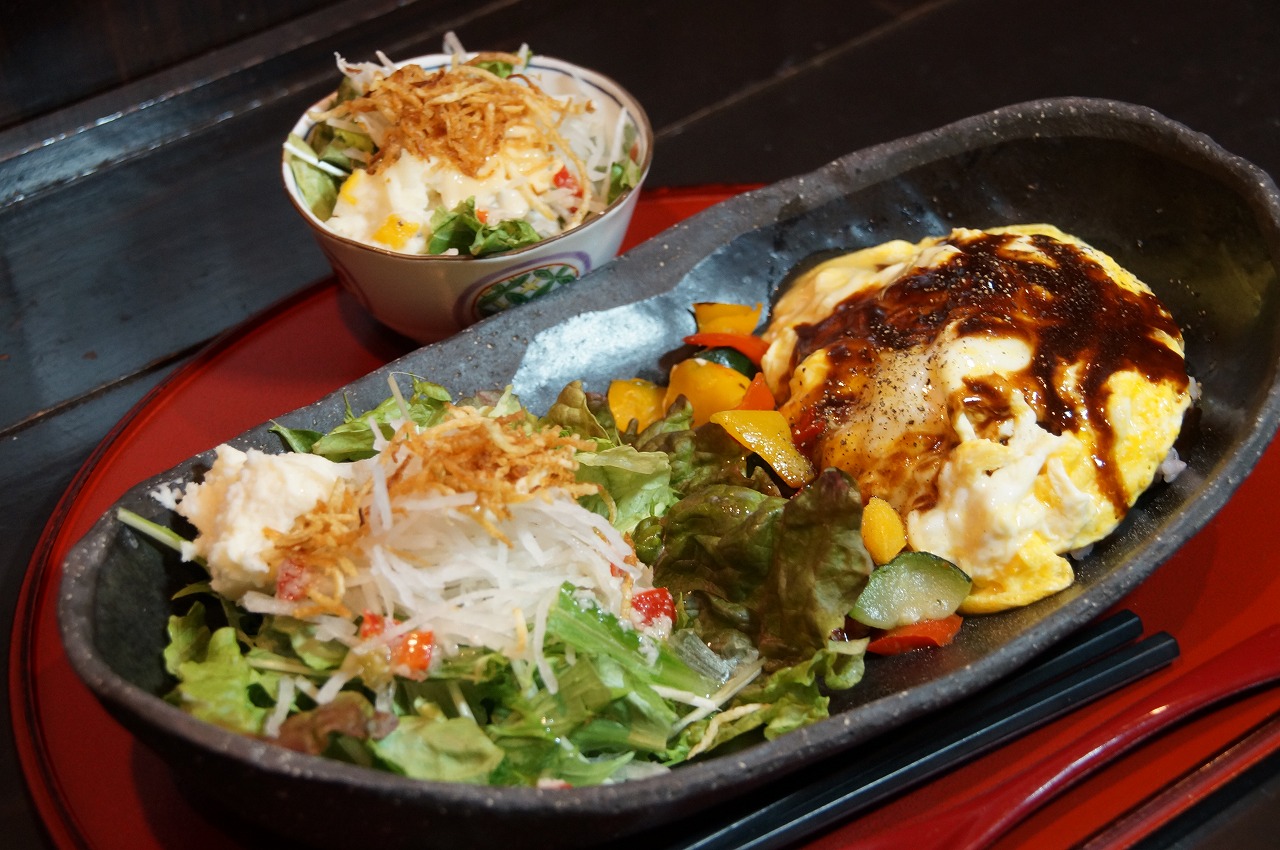 当店のオムライスはケチャップ使わないタイプなのです 函館のカフェ・ダイニング「月夜のうさぎ」公式サイト