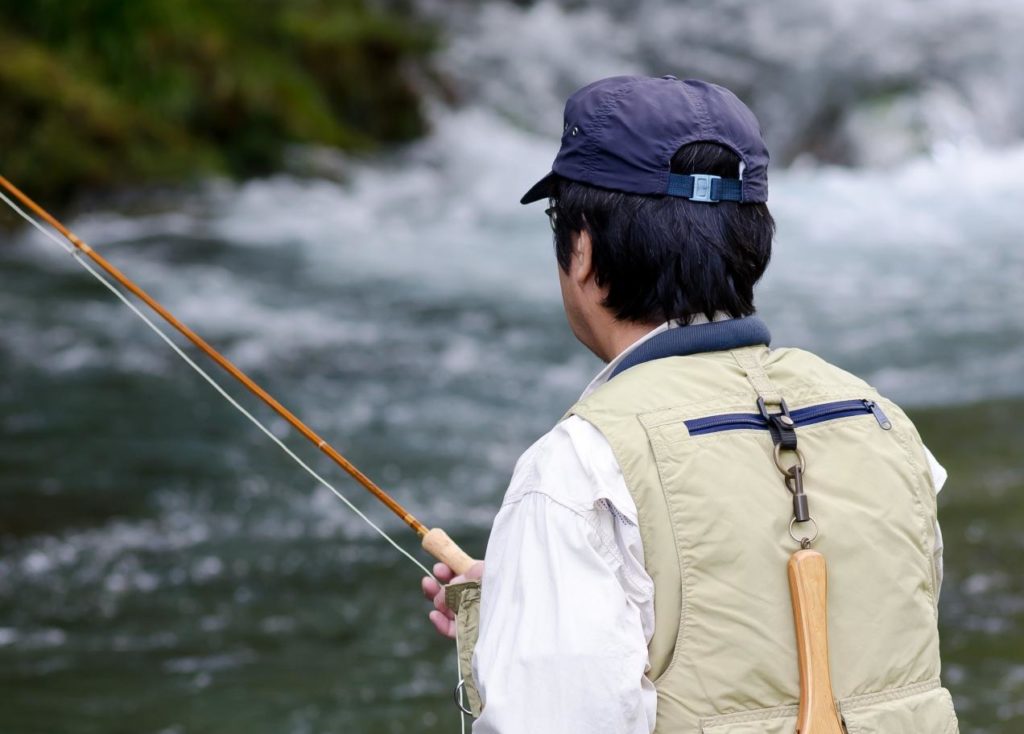 【フライフィッシング入門】釣り方やおすすめの道具(ロッド・リール・毛針)をご紹介 釣りラボマガジン