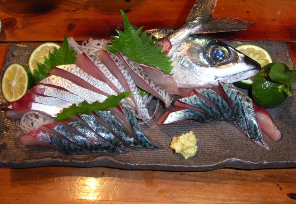 魚へんに「青(靑)」でなんと読む？「鯖」の正しい読み方・由来をご紹介！【魚へんの漢字辞典】 釣りラボマガジン