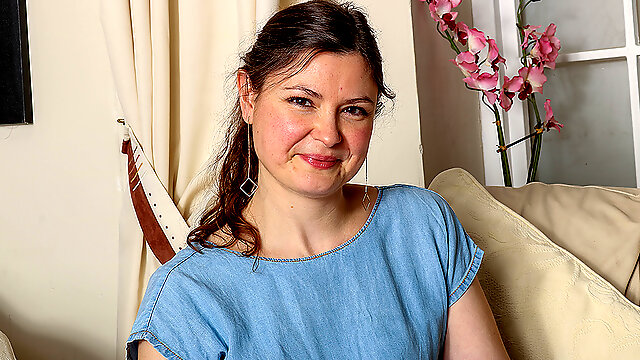 British mom strips off her clothes and works her hairy pussy - TubeXPro