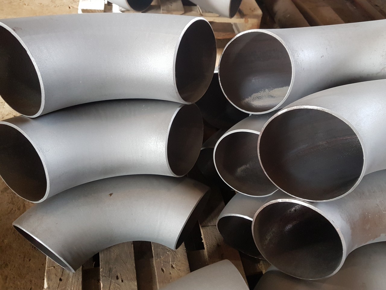 Buttweld carbon steel elbows astm a234 en 102532 coated with mono 2