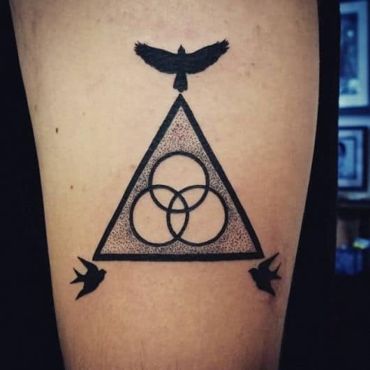 Enjoy the journey 🍃 Tatuagem triângulo, Tatuagem, Tatuagem masculina Tatuagem de Triângulo Significado + 80 ideias para todos os gostos!